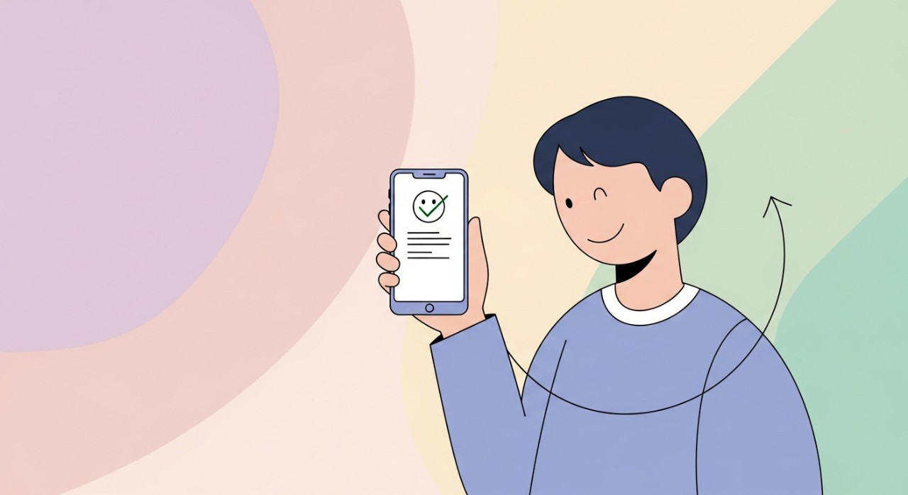 Seorang remaja tersenyum gembira sambil memegang telefon pintar yang menunjukkan keputusan peperiksaan.